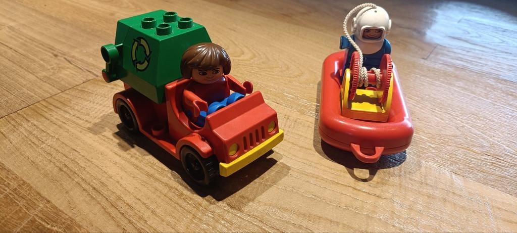 Duplo vuilniswagen en bootje met duiker, Ophalen