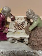 Schakende personen in porselein, Ophalen