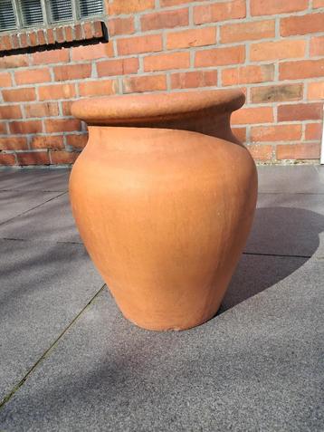 terracotta bloempot beschikbaar voor biedingen