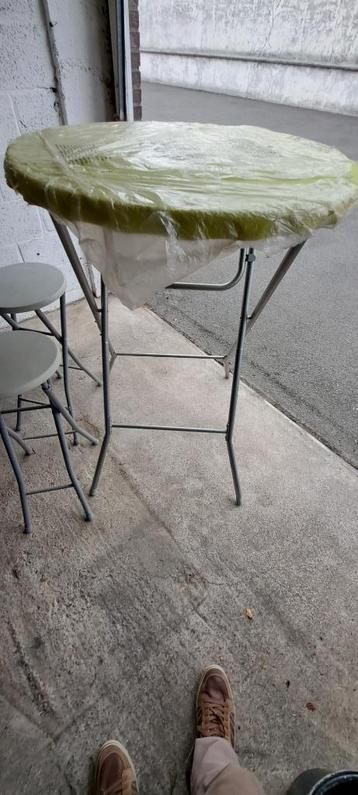 Staande eettafel beschikbaar voor biedingen