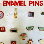 Set van 15 vintage geëmailleerde reclamespelden, Ophalen of Verzenden, Zo goed als nieuw, Stad of Land, Speldje of Pin