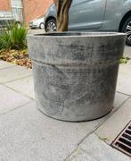 2 bloembakken, 1 met barst (bak met barst mag gratis weg), Rond, Pierre, 30 à 60 cm, Enlèvement