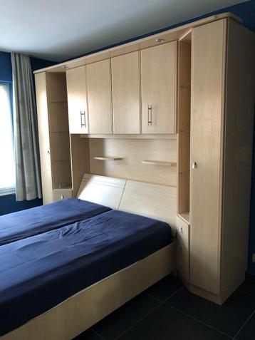 Slaapkamer – bed met ombouw beschikbaar voor biedingen