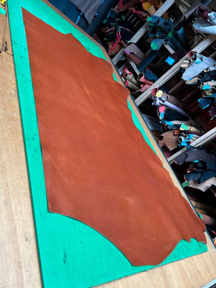 Cognac kalfs halve huid 1,5 mm dik iets stug en glad lap A44, Hobby en Vrije tijd, Stoffen en Lappen, Zo goed als nieuw, Ophalen of Verzenden