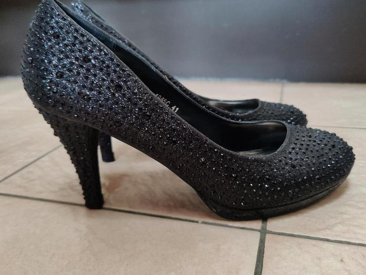Zwarte pumps met kleine studs (maat 41), Kleding | Dames, Schoenen, Zo goed als nieuw, Pumps, Zwart, Ophalen of Verzenden
