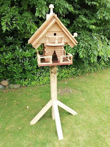 Groot vogelhuis om in de tuin te zetten beschikbaar voor biedingen