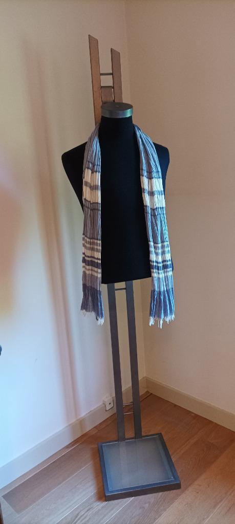 buste van een tentoonstellingspop op metalen sokkel van 2 m, Hobby en Vrije tijd, Naaien en Fournituren, Gebruikt, Paspop, Ophalen