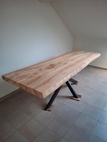 Kastanjebruine tafel  beschikbaar voor biedingen