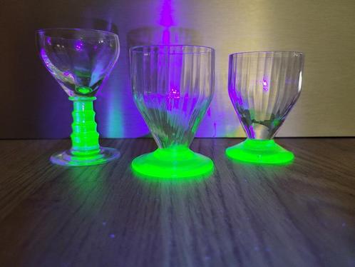 Borrelglaasjes groene uranium voet 3stuks, Antiek en Kunst, Antiek | Glaswerk en Kristal, Ophalen of Verzenden
