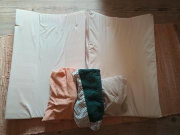 2 verzorgingskussens en 3 hoezen beschikbaar voor biedingen