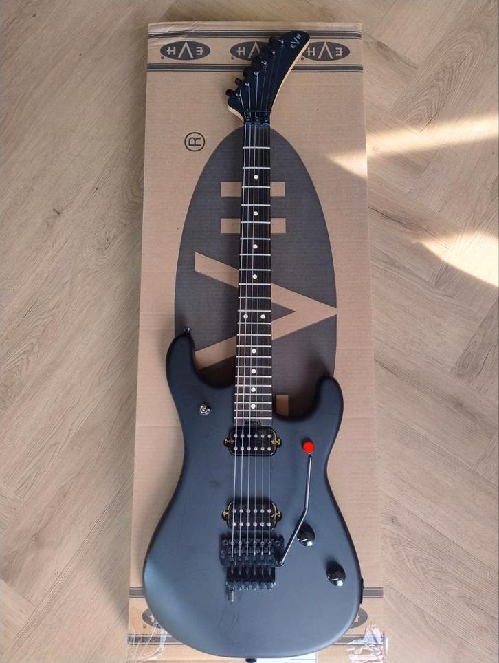 EVH 5150 Stealth Black EB, Musique & Instruments, Instruments à corde | Guitares | Électriques, Enlèvement ou Envoi