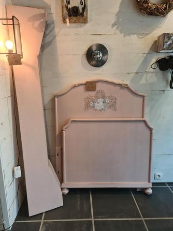 Oud grenen 1 persoonsbed omgetoverd tot prinsessenbed  beschikbaar voor biedingen