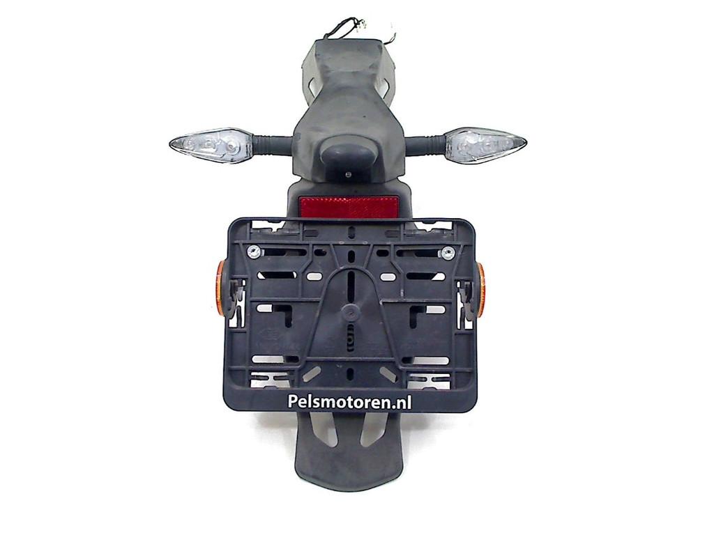 KENTEKENPLAAT HOUDER Benelli BN125 2023 (01-2023/-), Motoren, Dhr. S. di Majo, Gebruikt, Info@cama-motorparts.nl, P.J. Troelstraweg 8 8
3144 CX  MAASSLUIS, NL