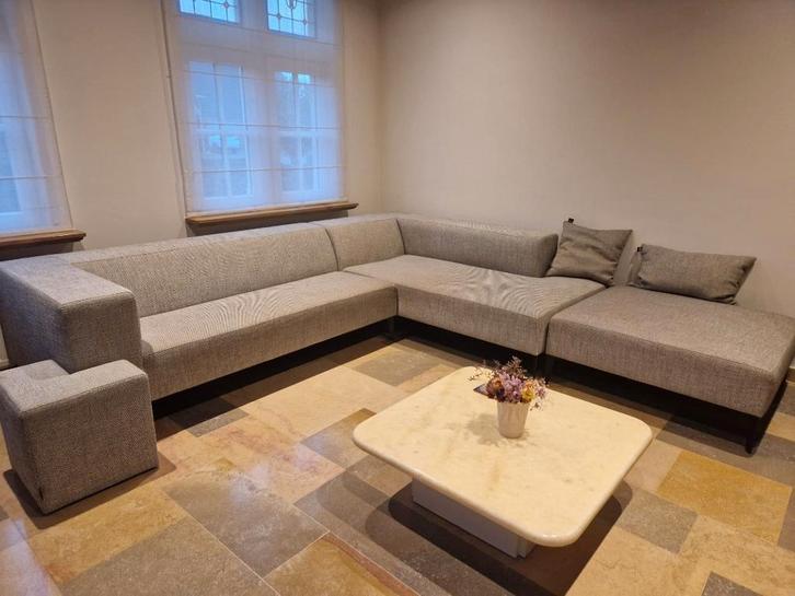 zetel en poef met tijdloos en strak design van KOOZOO, Huis en Inrichting, Zetels | Zetels, Gebruikt, Hoekbank, Driepersoons, 250 tot 300 cm