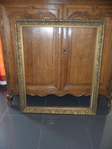 Groot goudkleurig frame beschikbaar voor biedingen