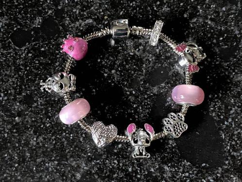 Knappe armband met Stitch en een axolotl, NIEUW, Bijoux, Sacs & Beauté, Bracelets, Neuf, Rose, Avec bracelets à breloques ou perles