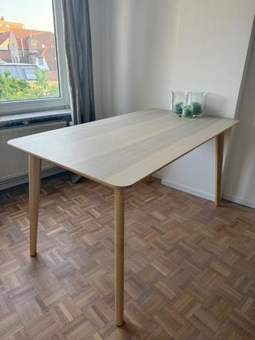 Eettafel voor 4-6 personen beschikbaar voor biedingen