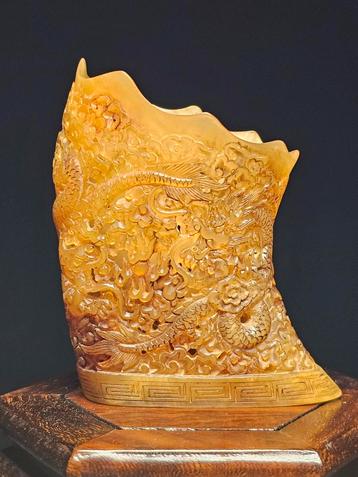 Qing dynasty: opengewerkte hoorn  beschikbaar voor biedingen