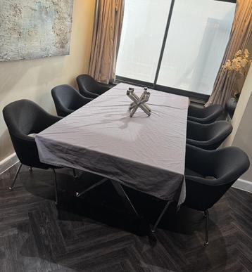 6x Saarinen Executive - Conference Chair in zwarte stof beschikbaar voor biedingen