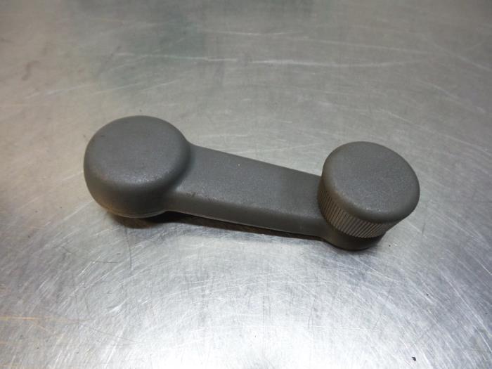 Manivelle de vitre d'un Suzuki Wagon R+ (Wagon R+ 98-), Autos : Pièces & Accessoires, Vitres & Accessoires, Suzuki, Utilisé, Enlèvement ou Envoi