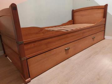 Bed met nachttafel en kast beschikbaar voor biedingen