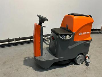 Daewoo DAF R70 Opzit schrobmachine
