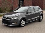 VOLKSWAGEN POLO 1.2 | 73.000KM • 1E EIGENAAR • NIEUWSTAAT, Auto's, Voorwielaandrijving, Stof, Zwart, 4 cilinders