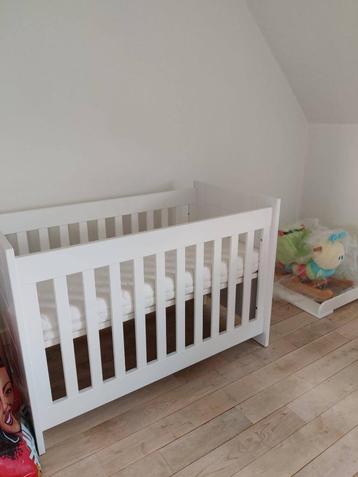 Babybed Bopita (incl. matras, hoezen, muskietennet,...) beschikbaar voor biedingen