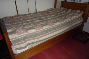 Eiken bed met nachtkastje beschikbaar voor biedingen