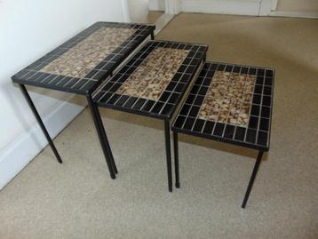 Retro mozaiek tafeltjes beschikbaar voor biedingen
