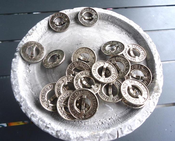 Knopen model Militair Kledij metaal 20 stuks👀⚡😎🤗🎁👌, Verzamelen, Militaria | Algemeen, Overige soorten, Overige typen, Ophalen of Verzenden