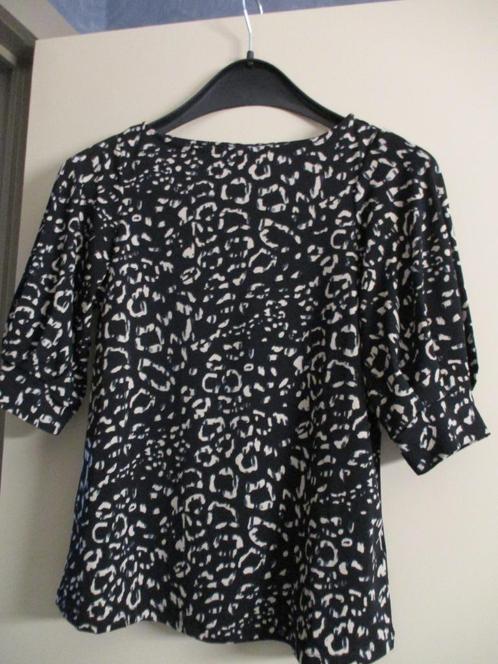 Zwarte blouse met mooi motief HM mt XS, Kleding | Dames, Blouses en Tunieken, Zo goed als nieuw, Maat 34 (XS) of kleiner, Zwart
