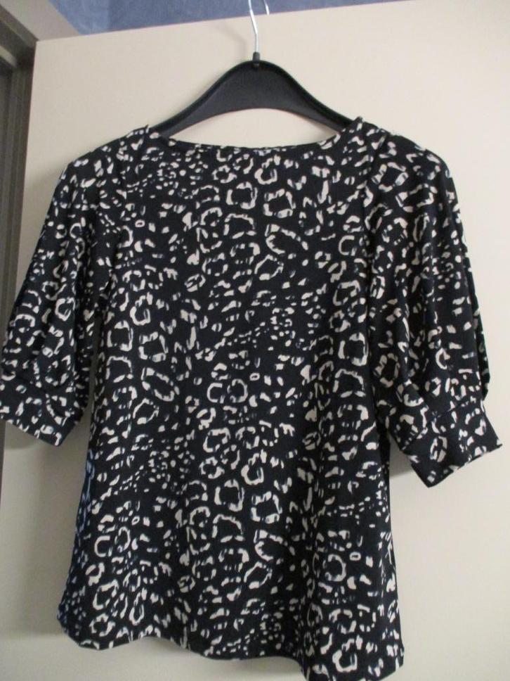 Zwarte blouse met mooi motief HM mt XS, Kleding | Dames, Blouses en Tunieken, Zo goed als nieuw, Maat 34 (XS) of kleiner, Zwart