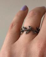 Ring met blaadjes, Handtassen en Accessoires, Ringen, Ophalen, 20 of groter, Zo goed als nieuw, Dame