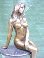 Naakte vrouw met rode string in brons gesigneerd, MAVCHI, Ophalen, Brons