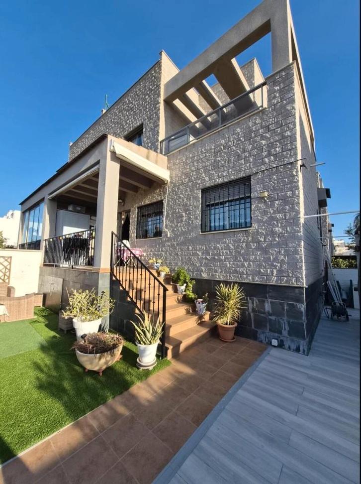 Maison d'angle ensoleillée Sector 25, Torrevieja, Immo, Étranger, Espagne, Maison d'habitation, Autres