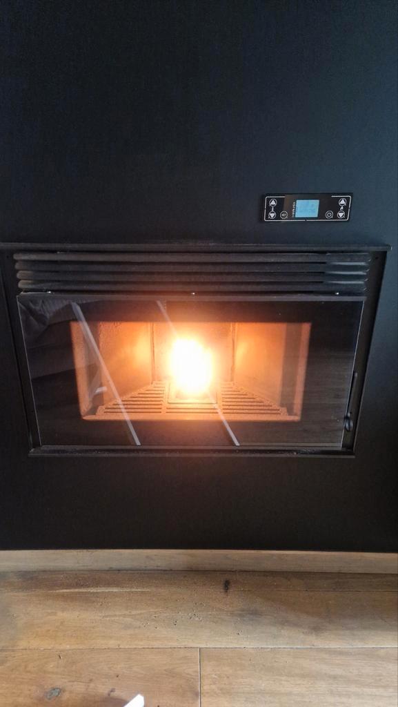Mooie inbouwpelletkachel 12kw. Met 5 jaar garantie., Huis en Inrichting, Haarden, Zo goed als nieuw, Ophalen of Verzenden