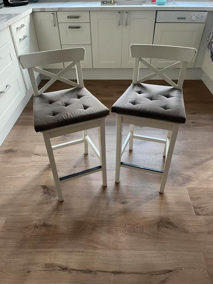 2 barkrukken / barstoelen – wit met zitkussens, Huis en Inrichting, Barkrukken, Zo goed als nieuw, Ophalen