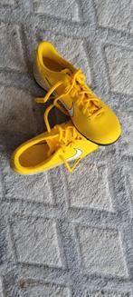 Chaussures Foot 5€ T.35, Sports & Fitness, Course, Jogging & Athlétisme, Comme neuf, Enlèvement ou Envoi