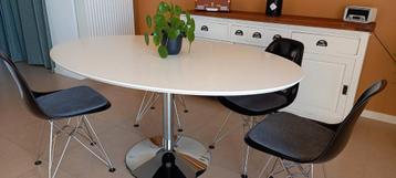 Table à manger design avec chaises