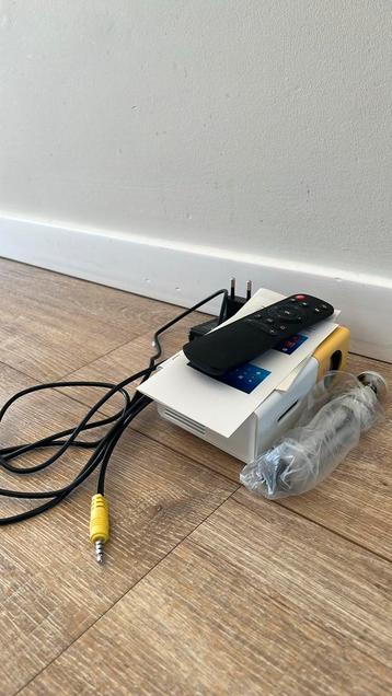 Mini beamer met staander en afstandsbediening beschikbaar voor biedingen