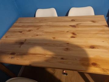 Ikea hout tafel met 2 stoel en kussens