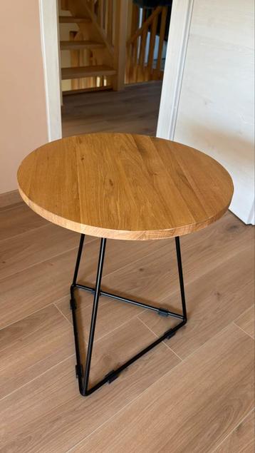 Table d’appoint ronde en bois avec pied pyramidal en metal beschikbaar voor biedingen