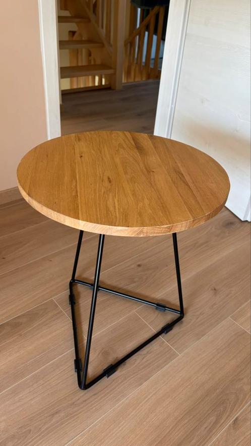 Table d’appoint ronde en bois avec pied pyramidal en metal, Huis en Inrichting, Tafels | Bijzettafels, Zo goed als nieuw, Rond