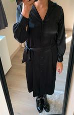 Zwart satijnen kleed Ydence NIEUW, Kleding | Dames, Jurken, Maat 38/40 (M), Zwart, Nieuw, Onder de knie