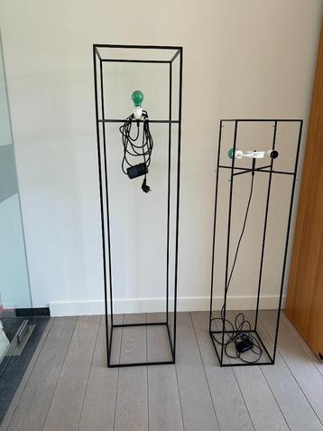 Ijzeren frame met verlichting beschikbaar voor biedingen