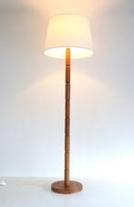 Vloerlamp Vintage Swedish Design Aneta Vaxjo, Huis en Inrichting, Lampen | Vloerlampen, Ophalen of Verzenden, Hout