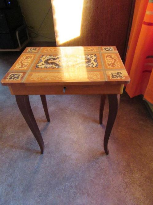 petite table d'appoint THORENS vide, avec marqueterie, Antiek en Kunst, Antiek | Meubels | Tafels, Ophalen