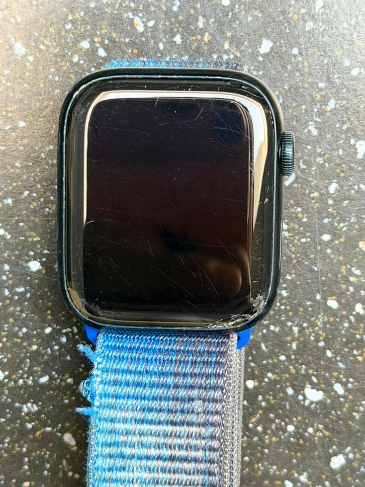 Apple Watch Series 8 GPS – 45 mm – Bracelet Nike Bleu, Handtassen en Accessoires, Smartwatches, Gebruikt, iOS, Blauw, Conditie