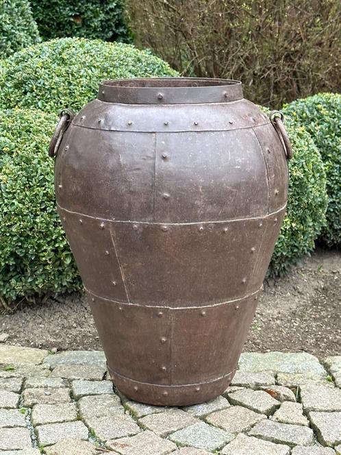 oude metalen kruik - vaas met ringen - studs - industrieel, Huis en Inrichting, Woonaccessoires | Vazen, Ophalen
